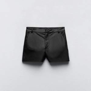 Ett par oanvända shorts från zara som är jättefina💞💞köpare står för frakt!