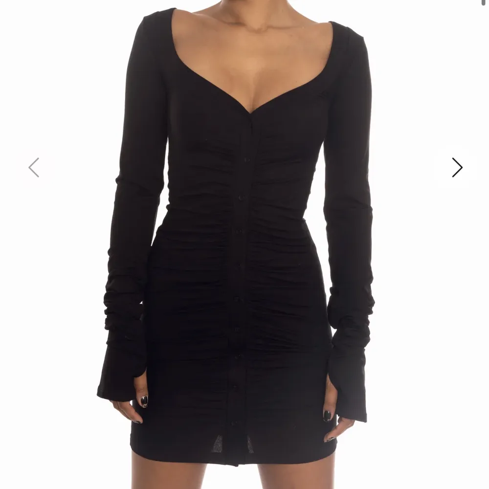 Splitterny adsgn klänning i storlek XS, aldrig använd eftersom att jag har en liknande redan. Köpt för 700kr 💖💖💖. Klänningar.
