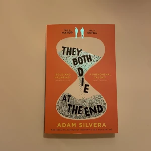 They both die at the end bok - Säljer denna bok då jag läst den och inte får användning för den mer! I använt men fint skick. Köparen betalar för frakten och katt finns i hem 🏠 