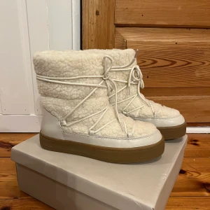 Vinterskor  - Säljer ett par helt oanvända vinterskor i storlek 38! Skorna är bra i storlek😊Skorna är för stora för mig… 💗köpta för 500kr, slutsålda på hemsidan! 