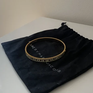 Marc Jacobs armband - Guldigt armband från Marc Jacobs, knappt använt. 16,5 cm i innerdiameter. 100 kr + frakt