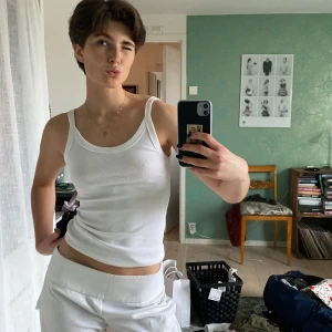 Vitt linne - Helt vanligt vitt ribbat linne som är ett perfekt basplagg att ha i garderoben.💋