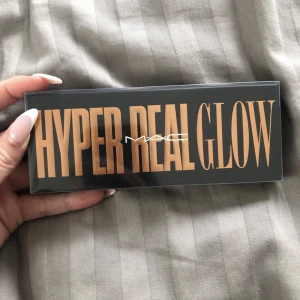 MAC Highligher  - MAC Highligher palett i färgen ”Shimmy peach”. Endast swatchad. Köpt på kicks.