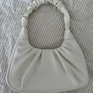 Rynkad slätt fashionabel axelremsväska  - Köpte i sommras aldrig använt, vitt 