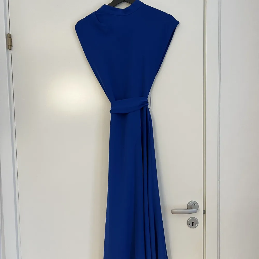 Så fin festligare klänning i kornblått, använd en gång så i ett fantastiskt skick! . Klänningar.