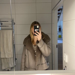 Zara jacka  - Säljer denna snygga jackan från zara då den inte kommer till användning. Knappast använd och inga tecken på användning finns. Funkar bra som vinter/höst jacka och håller värmen väldigt bra. Säljer för 700, orginal pris 1295💗