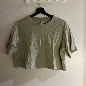 Grön T-shirt  - Bara att skriva om fler bilder eller mått önskas ☺️