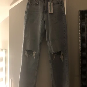 Jeans - Helt oanvända jeans, lappen finns kvar. Sitter jätte fint men kommer inte till användning. Köpta för 600 kr