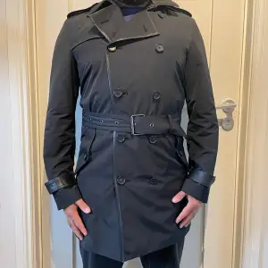 Trenchcoat från Michel Cors , köpt på Biblioteksgatan i Michel Cors butik.  Storlek S , dock stor i storleken så den är stor som en Medium.  Nypris butik. 7000 kr 