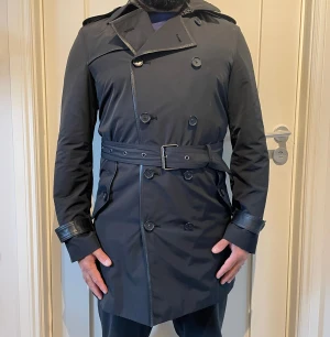 Trenchcoat Michel Cors - Trenchcoat från Michel Cors , köpt på Biblioteksgatan i Michel Cors butik.  Storlek S , dock stor i storleken så den är stor som en Medium.  Nypris butik. 7000 kr 