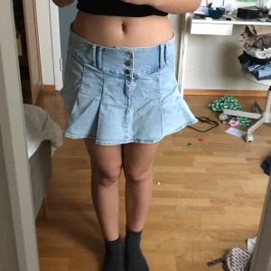 Jean pleated mini skirt - Har bara använt den en gång och man kan välja att ha den låg midjad eller högre upp (jag gillar att ha den låg midjad⭐️) Det vanliga priset är 249kr Du är ansvarig för frakt costnaden 