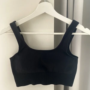 Svart ribbad sport-bh  - Jättefin svart ribbad sport-bh från Aimn i storlek M använd 2 ggr men säljs pga för liten. Nypris 399 kr