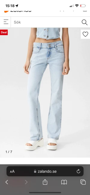 Jeans  - Skit snygga jeans, men tyvärr för småa💓 helt perfekt i längd för mig jag är 167 cm, men tänkte onödigt att bara ha dem i garderoben, bättre att någon annan får användning för dem! 