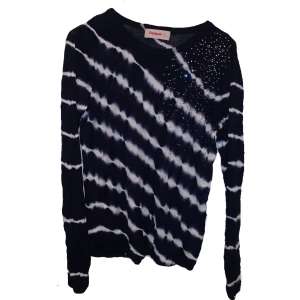 Cool desigualtröja - Väldigt mjukt material. Jag tror den är tiedye-färgad, och den har strassdetaljer på ena axeln. Den är en L men jag är en S och den passar mig ändå lite figurkramande men ändå skönt. Kontakta för att köpa!