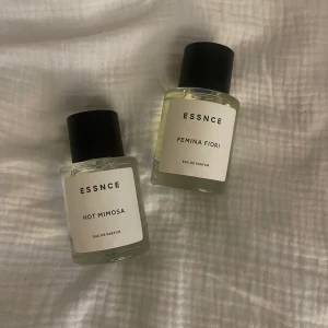 Parfymer - Två av essnce parfymer, hot mimosa (inspirerad av hotshot linn ahlborg) och feminina fiori (inspirerand av si fiori), båda 50 ml. Säljer då de inte kommer till användning, båda är endast testade. Säljer för 200kr/styck, nypris 350kr (:
