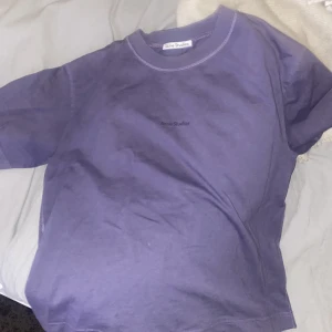 Acne t shirt - Använd 1 gång. Storlek S, passar en xs-L beroende på passform