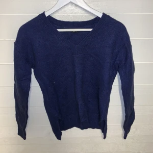 Blå fin ulltröja - Superfin ulltröja som tyvärr krympt i tvätten. Storlek L men passar xs-s! Superfint skick!