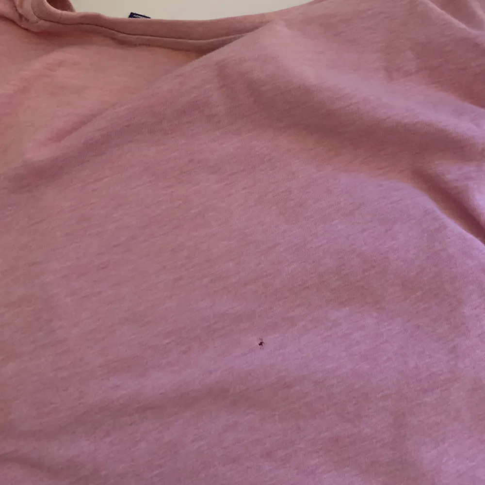 Säljer mina gant t-shirts då dom inte kommer till användning längre tyvärr. Finns ett litet hål i ryggen på den rosa (visas i bild nummer 2). Båda för 300 eller en för 175kr. Storlek L på den vita och M på den rosa. Köparen står för frakten.. T-shirts.