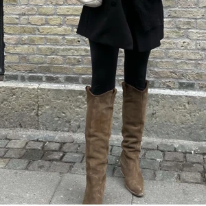 Bronx boots - Säljer mina jättefina boots ifrån Bronx , jättepopulära  Har klackar om dem en gång men annars är de i fint skick ! Äkta mocka 