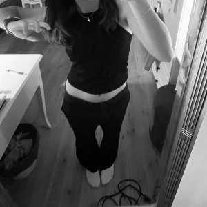 Lågmidjade kostymbyxor 🫶🏼🫶🏼 - Säljer superfina lågmidjade kostymbyxor från COS i storlek 36, material: 96% ull 4% elastan 🖤jättebra kvalitet! (Obs lite kortare modell) passar även storlek 34 om man gillar dem lite större i midjan och därav lite mer lågmidjade 