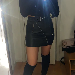 Skinnkjol - Finaste kjolen i skinimitation, storlek xs/s (xs på lappen, men passar s också). Haft den på mig en gång. 130kr 🤍