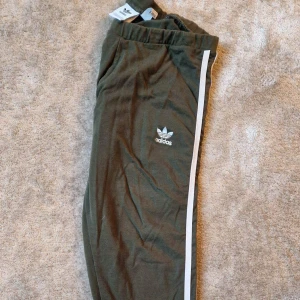 Tights Adidas 💚 - Mörkgröna mjukistights från Adidas. 💚