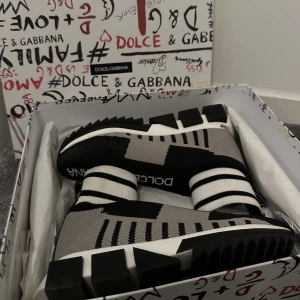 Dolce&Gabana - Skorna är oanvända och fräscha!! Köpt för 6990kr på Nathalie Schuterman. Storlek 36,5 men passar även dig som har 37 eller 35. Skriv privat om ni vill ha bilder eller har frågor!💕