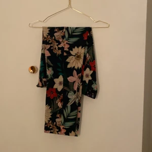 Veronica virta byxor - Blommiga byxor från Veronica Virta. 