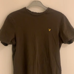 Lyle & Scott t-shirt - En snygg t-shirt som är för liten för mig. Den är i storlek XS. Tröja. Är i bra skick. Har inte vänt den så mkt