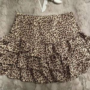 Leopardkjol - Fin volangkjol leopard 