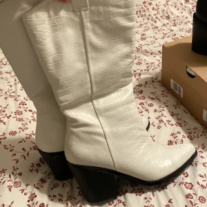 Cowboyboots - Använda 2 ggr. Storlek 40 men passar även en 39a. Lite smuts på innersidan men det har tidigare gått att få bort med nagellacksborttagning (fanns dock ingen hemma nu:)