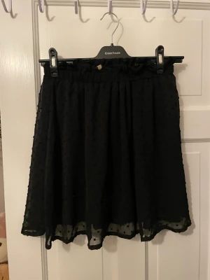 Kjol - Kjol från hm i storlek M men passar en S som aldrig kommit till användning