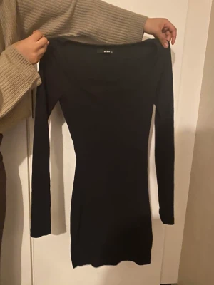 Klänning - En svart klänning i storlek S. Den är ribbad och väldigt stretchig. Använd 1 gång. I jättefint skick