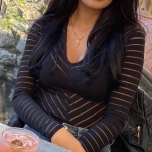 Delvis genomskinlig body - Svart body med genomskinliga ränder. Själv bär jag svart BH under, men går att klä som man själv känner för. Funkar både till byxor och kjol.