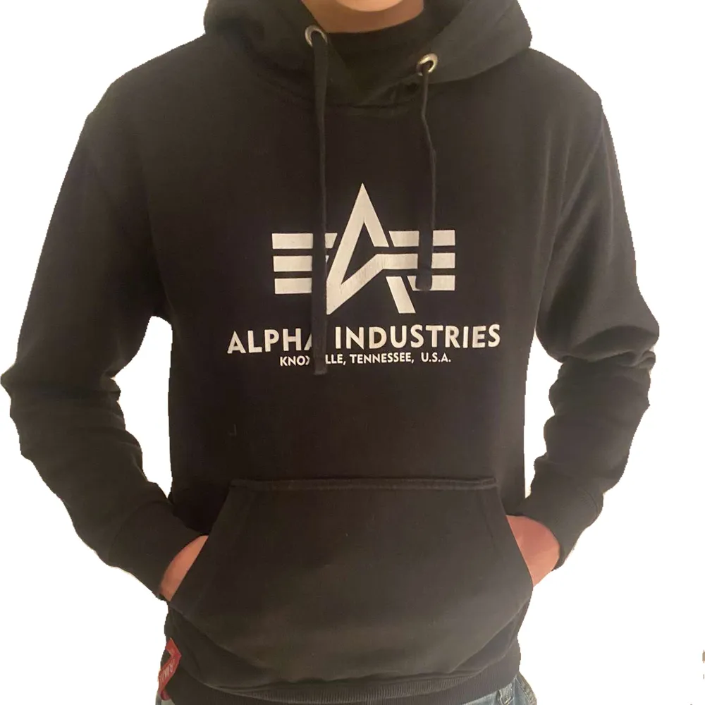 säljer denna hoodien från alpha industrise nypris: 800 ,, den är i bra skick och finns inget tecken på använding pris går att diskutera!!. Hoodies.