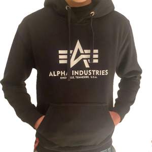 säljer denna hoodien från alpha industrise nypris: 800 ,, den är i bra skick och finns inget tecken på använding pris går att diskutera!!