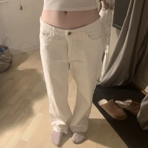 Vita baggyjeans  - I bra skick och inte genomskinliga❣️ storleken är 46 men sitter väldigt fint på dig som har S eller M i vanliga fall💕
