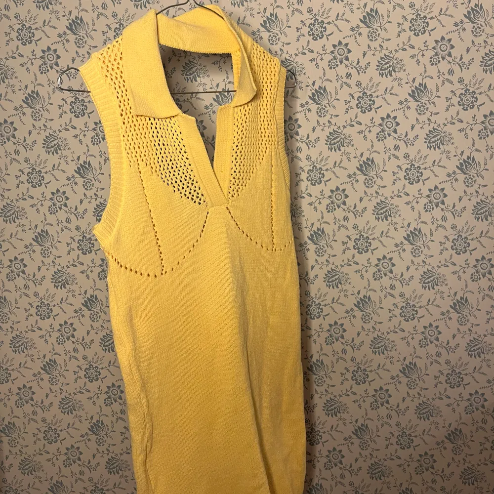 Cool gul klänning från Zara, med unika detaljer och en öppning i ryggen. Klänningar.