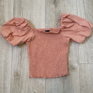 puffärmad topp - supersöt rosa/aprikos topp med puffärmar, från gina tricot!
