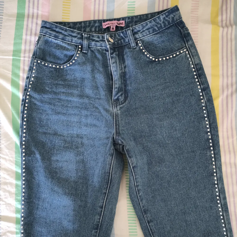 Sjukt snygga blå jeans med rhinestones från Dolls Kills Bratz-kollektion. Knappt använda så de är så gott som nya! Bakfickorna har Bratz-logga skrivet med rhinestones 💎 Storlek medium men stretchiga. Bara att fråga efter fler bilder ett mått! . Jeans & Byxor.