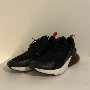 Nike Air Max 270 - Nike Air Max 270 •Storlek: 40 •Cond: 7/10 •Nypris: 1200kr •Mitt pris: 500kr