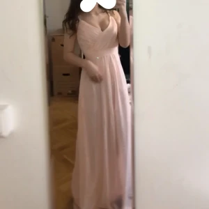 Balklänning  - Ganska simpel balklänning som jag skulle haft på balen i 9an men inte fick chansen till pga corona har används 1 gång av min vän men annars oanvänt