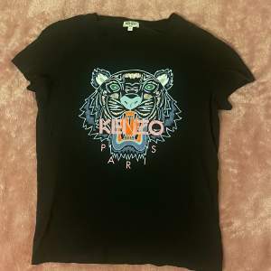 Äkta kenzo tröja. Knappt använd. Storlek S men funkar även M och Xs. Nypris 600kr säljer för 340kr