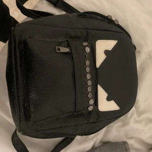Fendi ryggsäck - Ryggsäcken köpt av en vän, därmed vet jag ej om den är äkta eller inte. Dragkedja som är sönder men billigt fixat hos vilken skräddare som helst. 