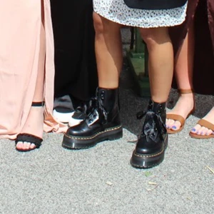 Dr martens - Molly leather plattform boots i fint skick, endast använda en gång (på skolavslutning i 9an) Hör av er om det önskas fler bilder!