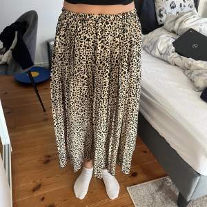 Jätte fin och söt leopard mönstrad kjol. Inte använd många gånger och har inga tecken på det heller. Är väldigt stretchiga så passar många i storleken! 🥰