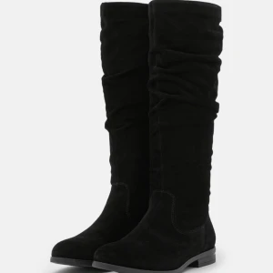 Stövlar  - Säljer dessa snygga mocka stövlar från Tamaris. Använda två gånger. Storlek 42 men passar mig som har 41 🙌🏼 Ganska tunna i materialet så de passar perfekt till sommaren men även vår och höst. Köpta för 1300 kr och kan tänka mig att sälja för ca 900 🤍