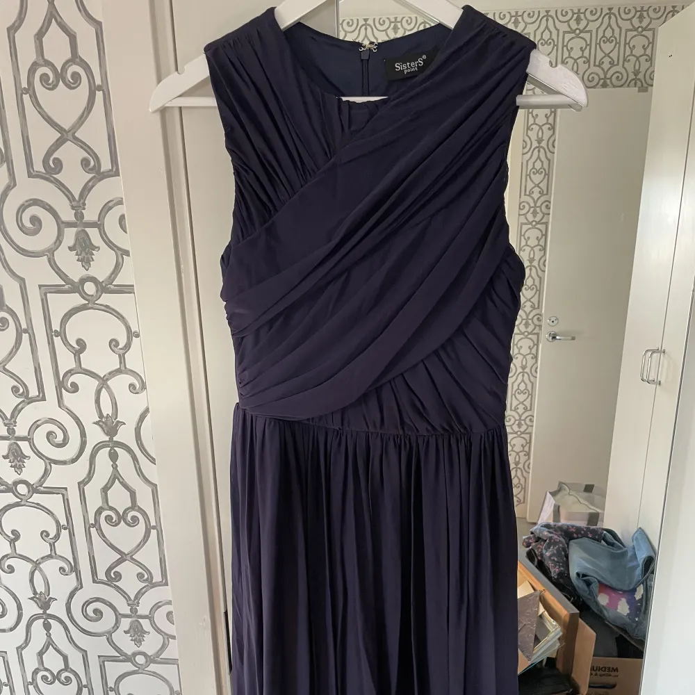 Lång marinblå klänning som jag hade på balen för några år sen. Använd endast en gång. Köpt på Cassels. Färgen på bild två är mest sann.. Klänningar.