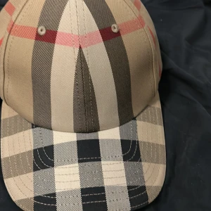 Burberry keps  - Äkta keps köpt från Danmark för 3500 storlek L helt ny haft den i en vecka 