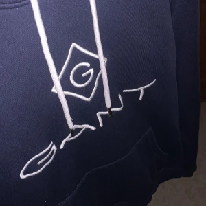 Gant Hoodie - Säljer denna hoodie för att den inte kommer till användning. Fint skick bara använd några gånger.  Ny pris 799kr💗